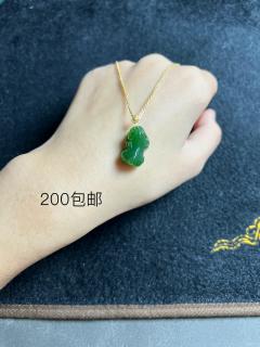 和田玉碧玉辣绿色颜色18k金镶嵌貔貅吊坠 整体颜色均匀 非常浓郁的色